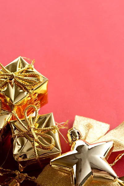 Подарункові коробки з різдвяним прикрасою — стокове фото
