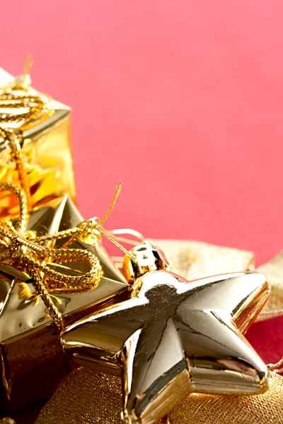 Presentförpackning med Juldekoration — Stockfoto