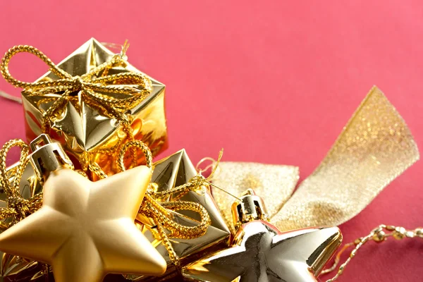 Scatole regalo con decorazione natalizia — Foto Stock