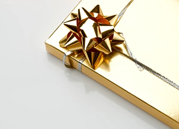 Pudełko prezentów ze złotym łukiem — Zdjęcie stockowe