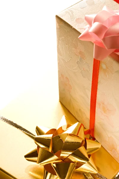 กล่องของขวัญพร้อมโบว์ — ภาพถ่ายสต็อก