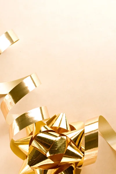 Verpackungsband mit goldener Schleife — Stockfoto