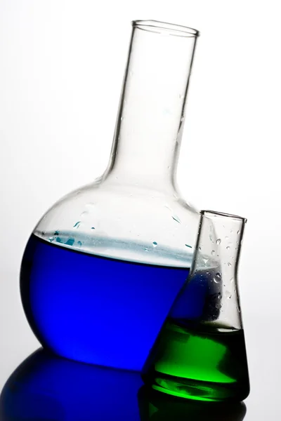玻璃烧瓶与液体组件 — 图库照片