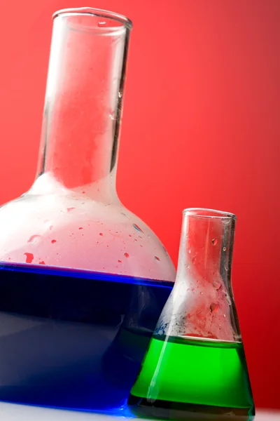 玻璃烧瓶与液体组件 — 图库照片