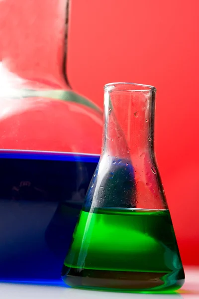 Glaskolben mit flüssigen Bestandteilen — Stockfoto