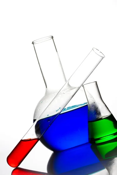 液体成分とガラス製のフラスコ — ストック写真