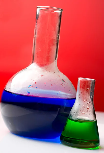 液体成分とガラス製のフラスコ — ストック写真