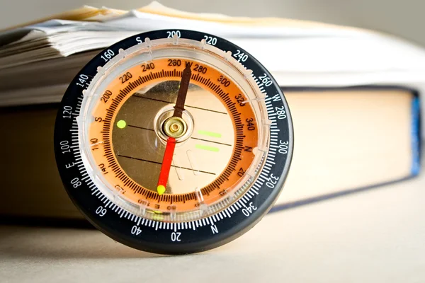 Kompass und Bücher — Stockfoto