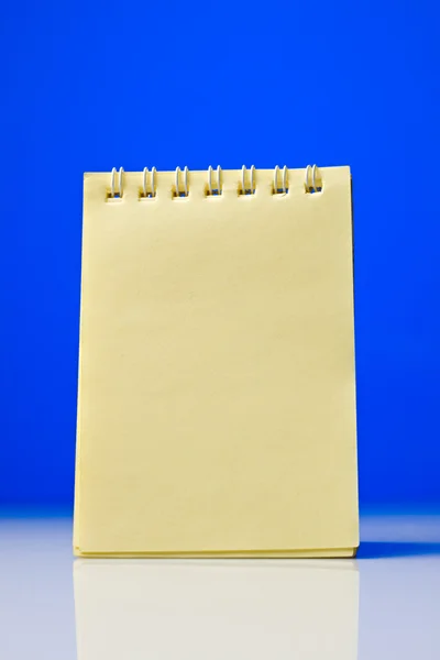 Sarı bir not defteri — Stok fotoğraf