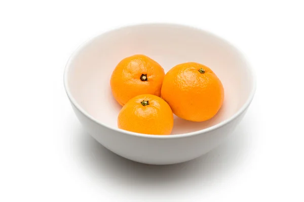 Tangerine i en vit skål — Stockfoto