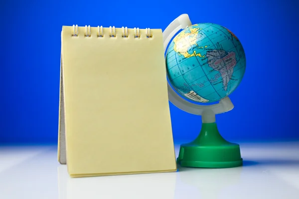 Notepad with globe — Stock Photo, Image