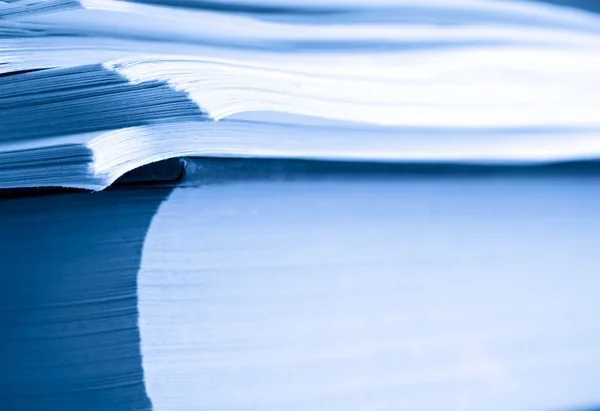 Een stapel van papier en een boek — Stockfoto