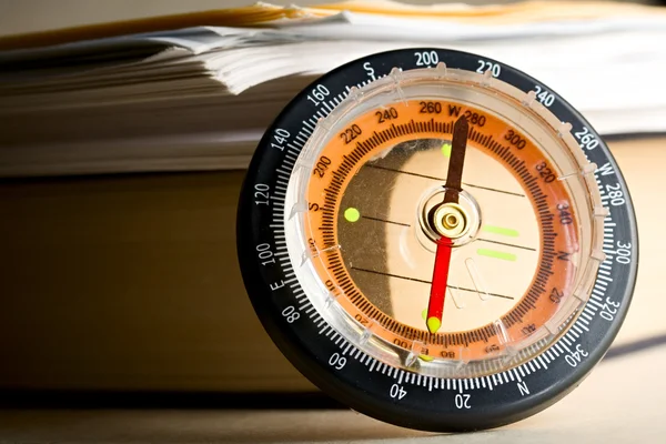 Hromadu papíru a knih s kompasem — Stock fotografie