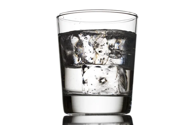 Egy pohár víz jégkockákkal — Stock Fotó
