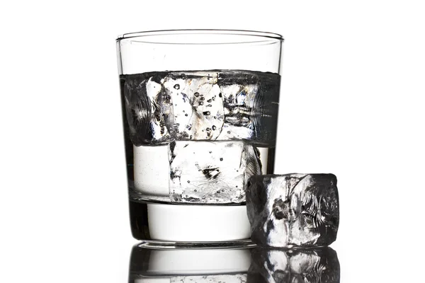 Ποτήρι νερό με παγάκια — Φωτογραφία Αρχείου