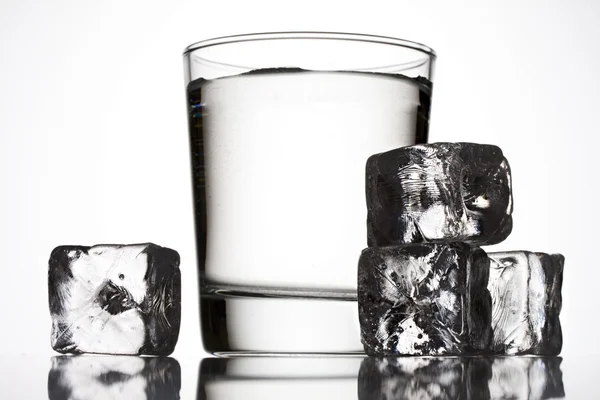 Vidro de água com cubos de gelo — Fotografia de Stock