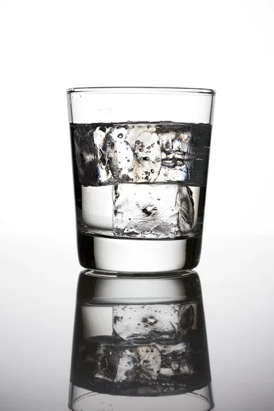 Vaso de agua con hielo —  Fotos de Stock