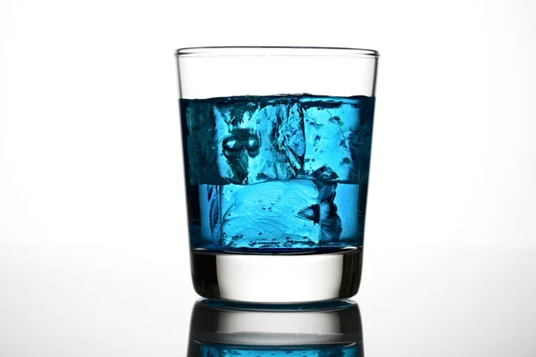 Cóctel azul con cubitos de hielo —  Fotos de Stock