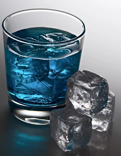 Niebieski koktajl z kostkami lodu — Zdjęcie stockowe
