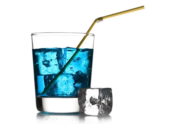 Cocktail bleu avec glaçons — Photo