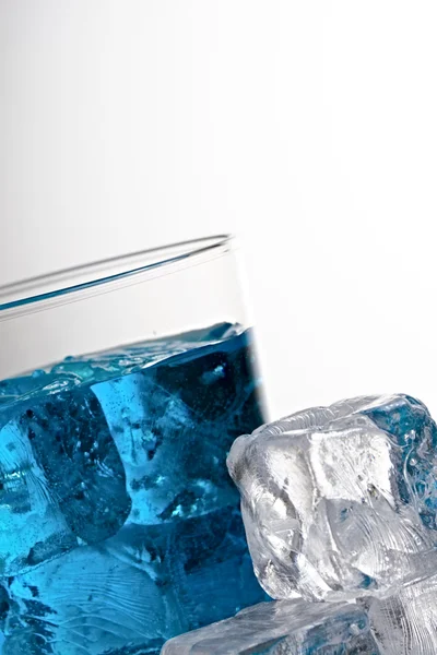 Blå cocktail med isbitar — Stockfoto