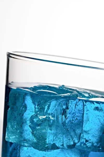 Blå cocktail med isbitar — Stockfoto