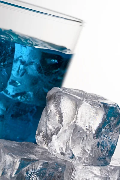 Modrý koktejl s kostkami ledu — Stock fotografie
