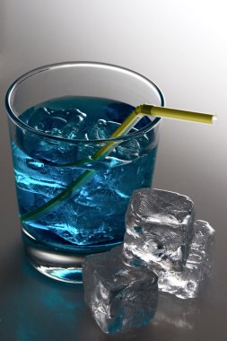 Buz küplü mavi kokteyl