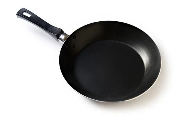 Черная сковородка на белом фоне — стоковое фото