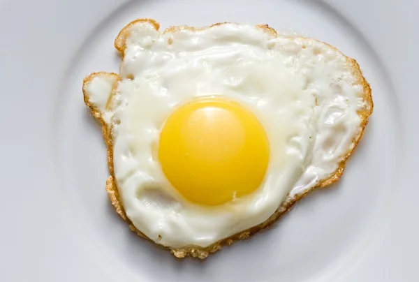 Huevo frito en un plato — Foto de Stock