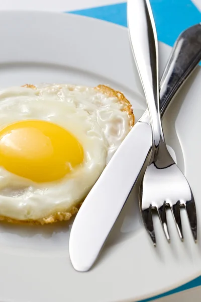 Stekt ägg på en tallrik — Stockfoto