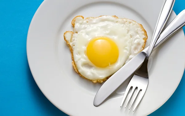 Uovo fritto su un piatto — Foto Stock