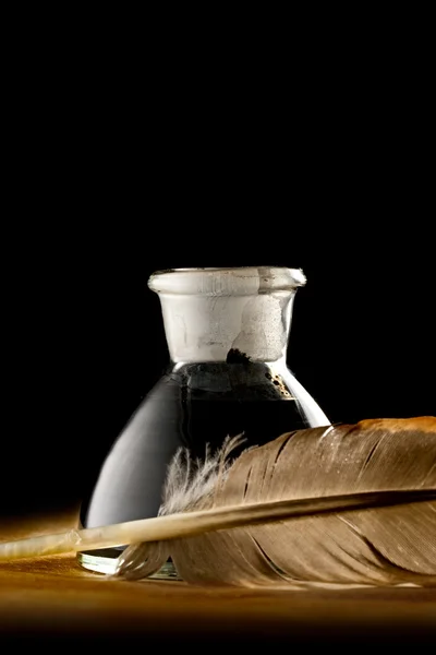 Ένα φτερό με το μπουκάλι που είναι γεμάτη από μελάνι — Φωτογραφία Αρχείου