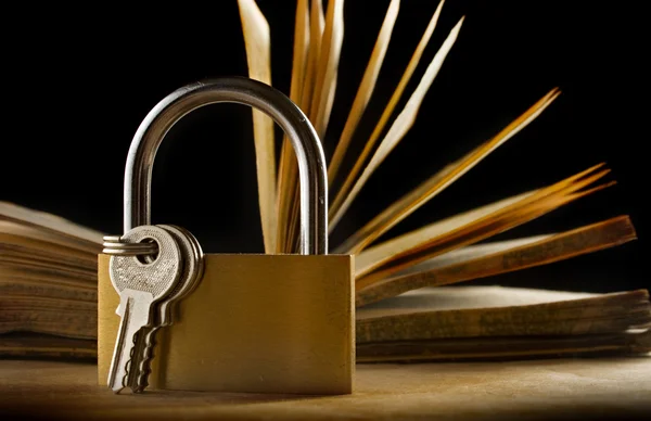 An old book and a keylock — Stock Photo, Image