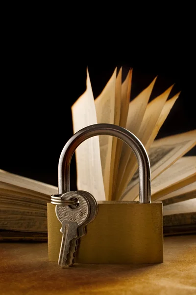 En gammal bok och en Keylock (knapplås) — Stockfoto