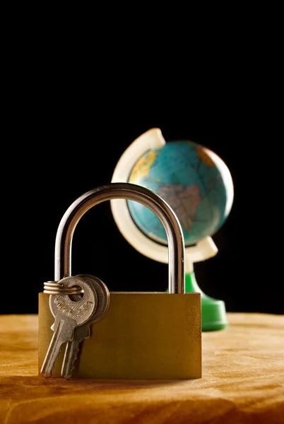 Globe and the keylock — Stock Photo, Image