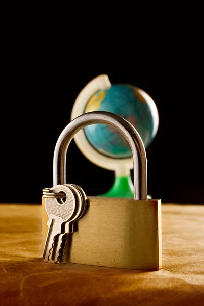 Глобус і ключ — стокове фото