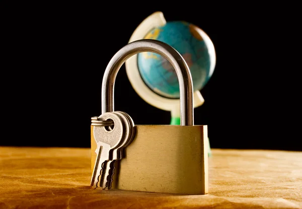 Globe and the keylock — Stock Photo, Image