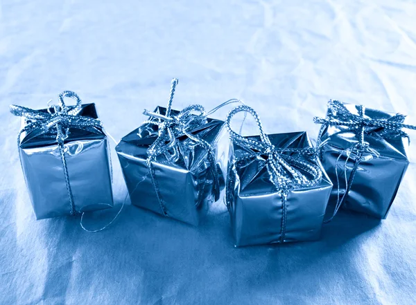 Presentförpackning i blått ljus — Stockfoto