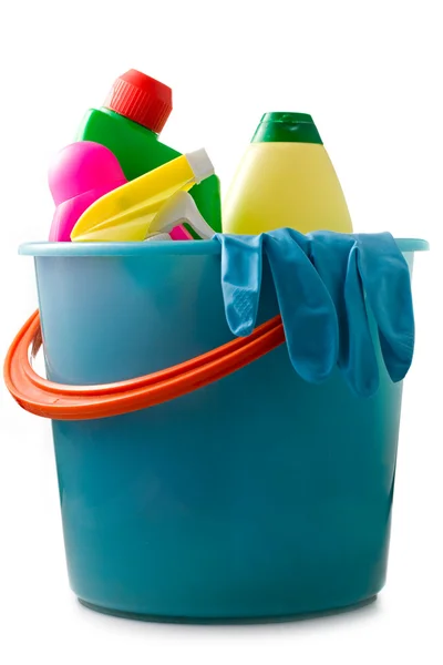 Balde de plástico com suprimentos de limpeza — Fotografia de Stock