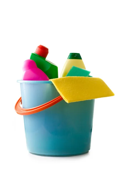 Cubo de plástico con artículos de limpieza — Foto de Stock
