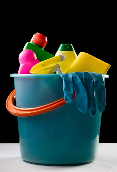 Seau en plastique avec des fournitures de nettoyage — Photo