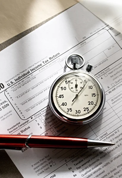 Vergi formu, kırmızı kalem ve kronometre — Stok fotoğraf