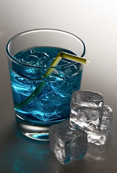 Niebieski koktajl z kostkami lodu — Zdjęcie stockowe