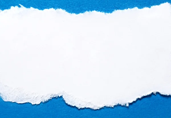 Un trozo de papel sobre azul — Foto de Stock