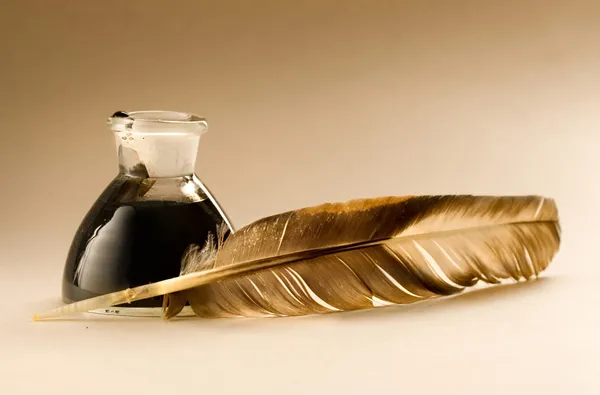 Ένα φτερό με το μπουκάλι που είναι γεμάτη από μελάνι — Φωτογραφία Αρχείου
