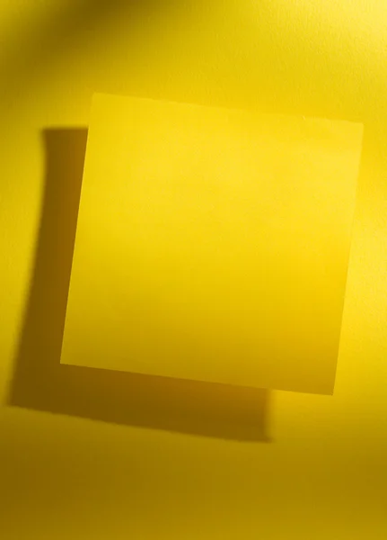 Adesivo sullo sfondo giallo — Foto Stock
