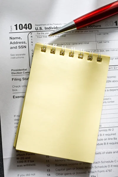 Formularz podatkowy, pióro i notatnik — Zdjęcie stockowe