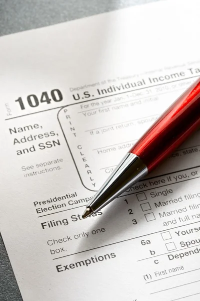 Steuerformular und roter Stift — Stockfoto