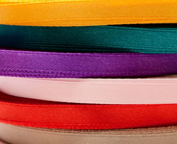 Катушки разноцветных лент — стоковое фото
